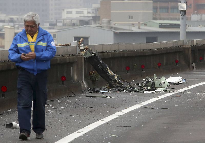 Un ala del aparato golpeó un puente antes de caer al agua