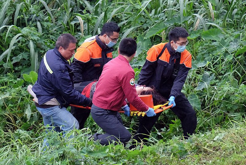 Sanitarios evacúan a una herida en el accidente. En el avión viajaban 53 pasajeros y cinco tripulantes