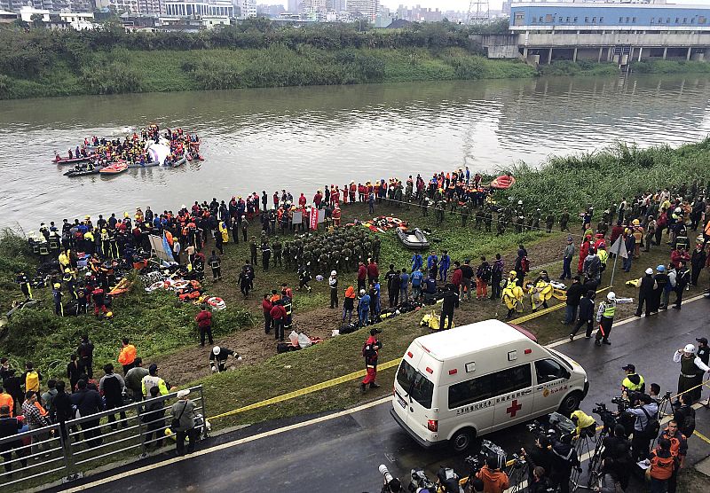 El avión de la compañía TransAsia ha caído al río Jilong en Taipei