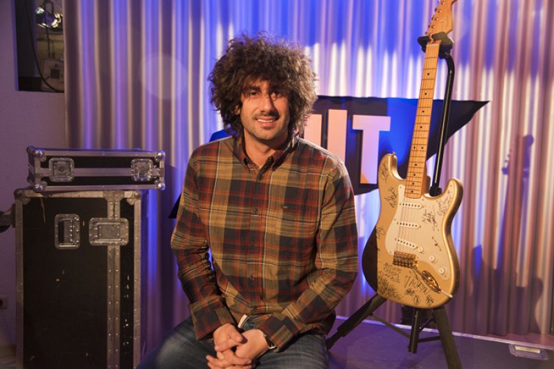 Melendi, firma la guitarra del ganador