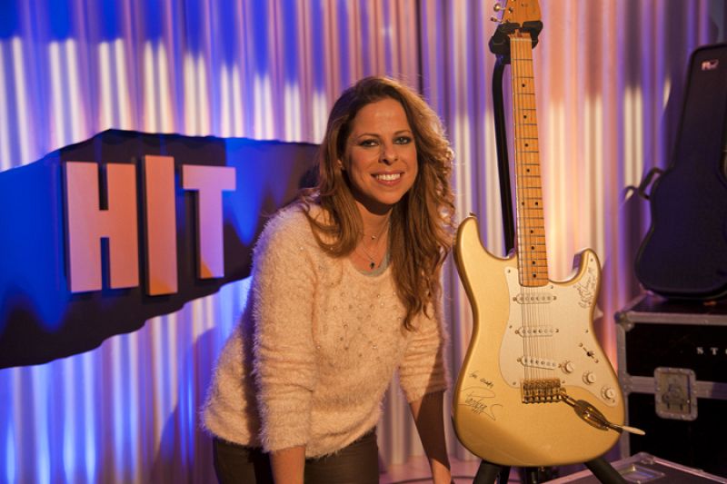 Pastora Soler firma la guitarra del ganador