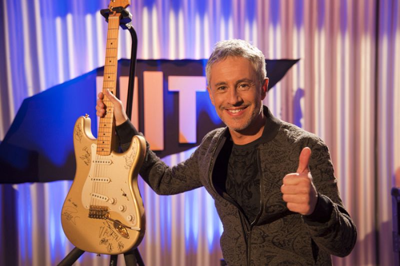 Sergio Dalma firma la guitarra del ganador