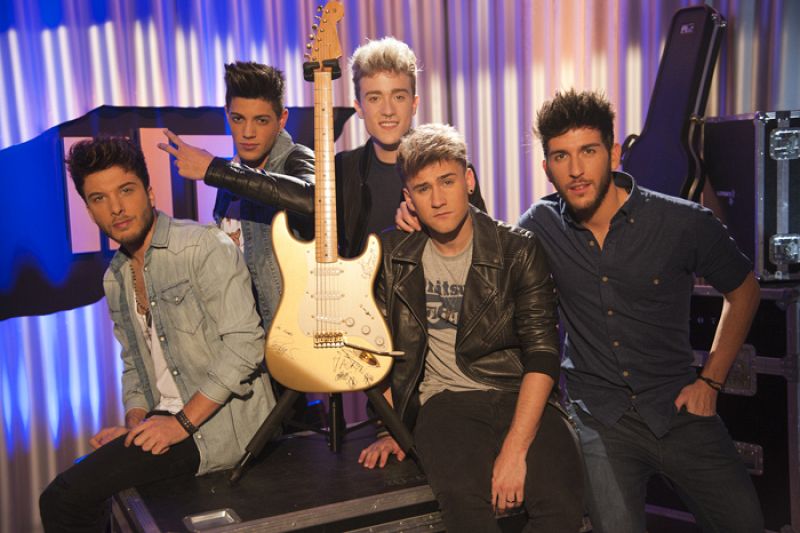 Auryn firma la guitarra del ganador