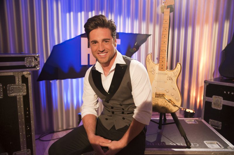 Bustamante firma la guitarra del ganador