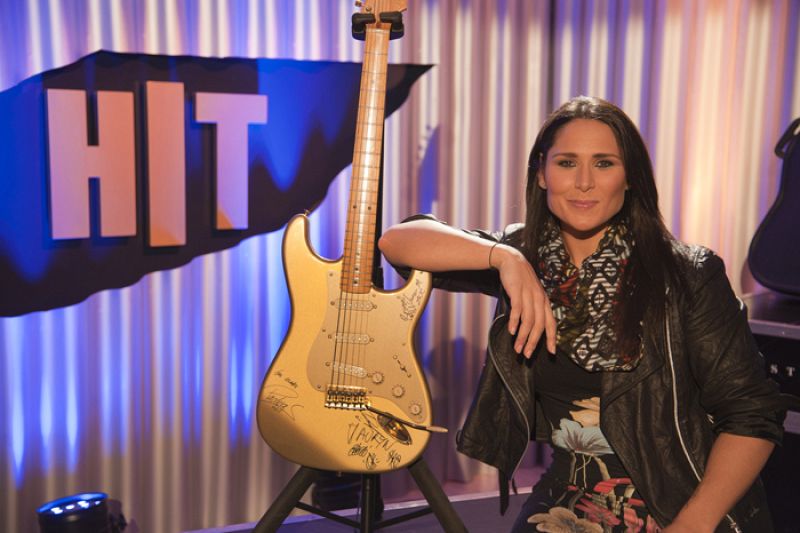 Rosa López firma la guitarra del ganador