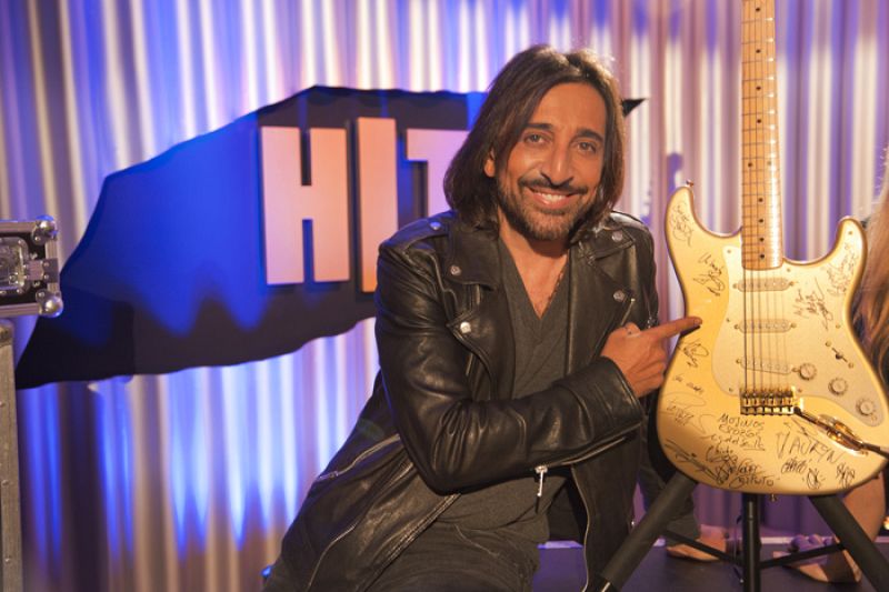 Antonio Carmona firma la guitarra del ganador