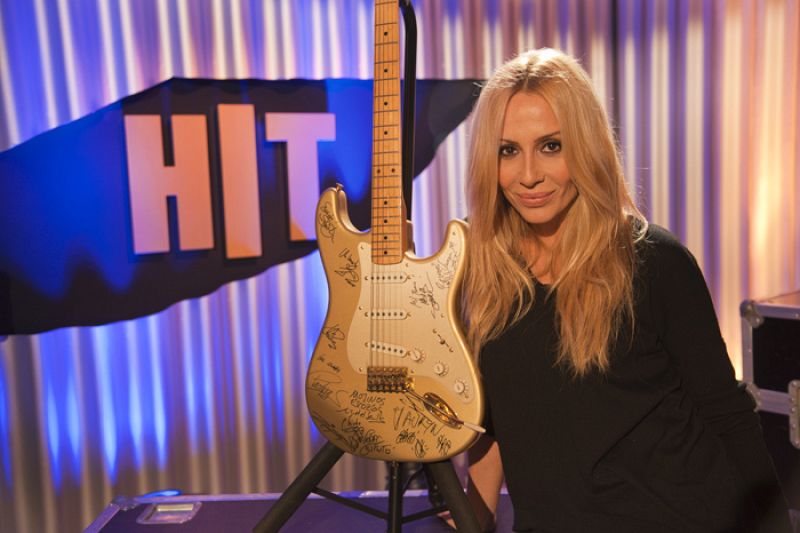 Marta Sánchez firma la guitarra del ganador