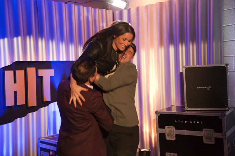 Este es el abrazo de los ganadores de Hit-La Canción