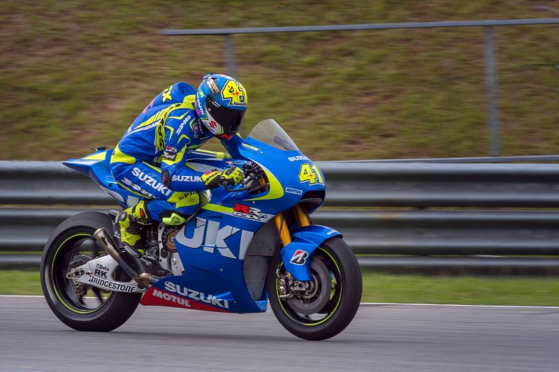 El español Aleix Espargaró rueda con su Suzuki en Sepang