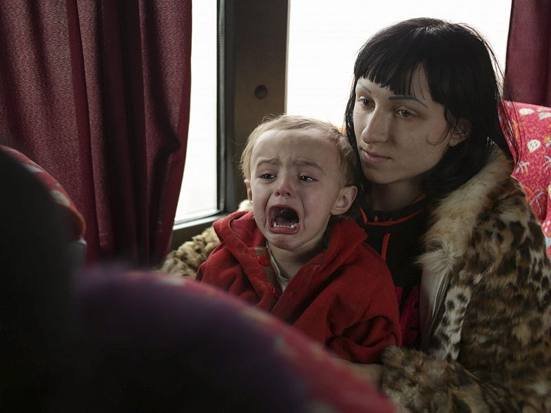 Una mujer y su bebé huyen de Debáltsevo, donde no hay ni agua, ni electricidad ni calefacción.