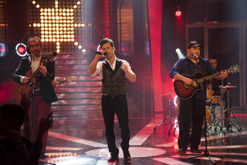 Bustamante interpreta 'Tus manos' junto a Juan Mari y Pancho