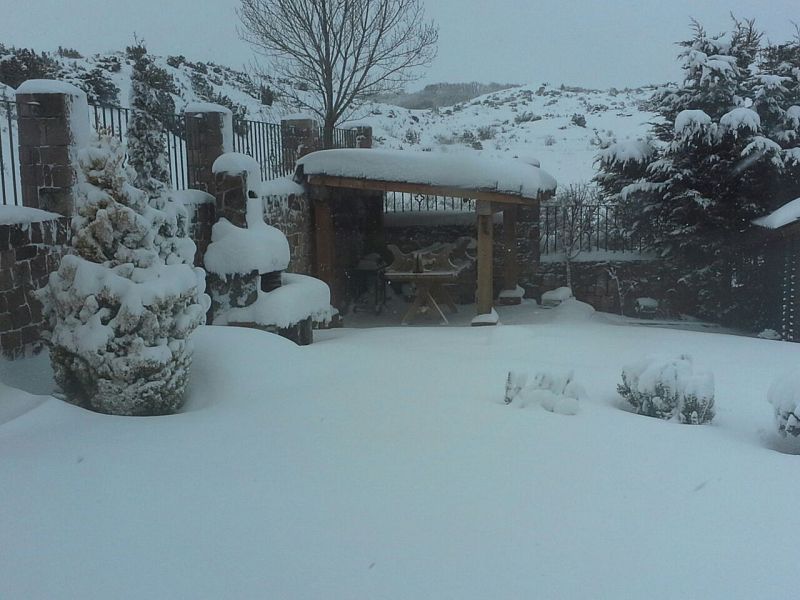 Un jardín nevado en Colmenares, al norte de Palencia.