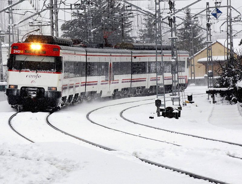 Un tren de cercanias se acerca a la estación de la localidad de Barcena de Pie de Concha.