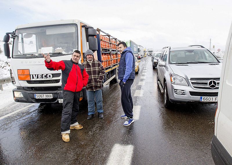 Cortes en la autovía A-23, en el tramo entre la Puebla de Valverde y Sarrion, por placas de hielo.