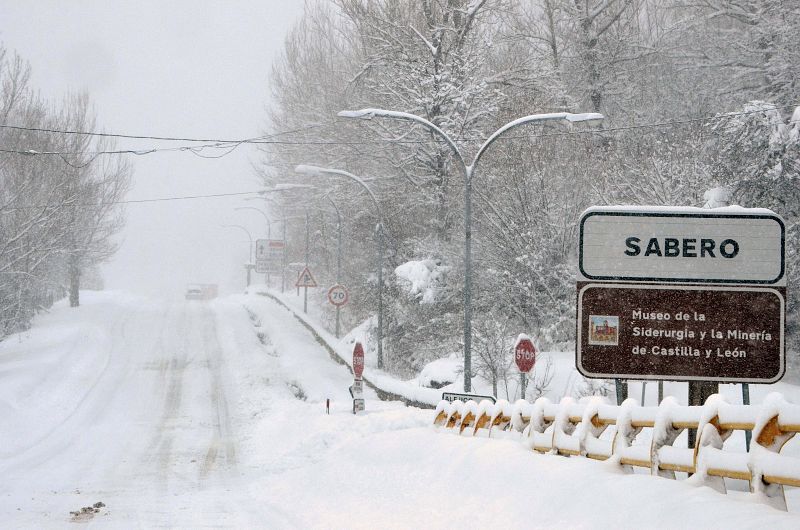 El temporal de nieve y frio que afecta a toda la península, ha dejado importantes nevadas en la localidad leonesa de Sabero.