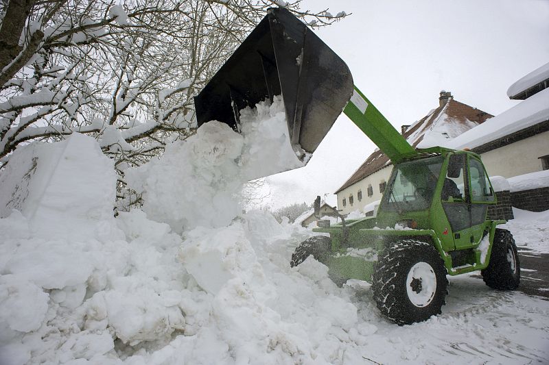 Una máquina retira la nieve en Roncesvalles (Navarra) en donde se ha acumulado más de un metro de nieve debido al temporal.