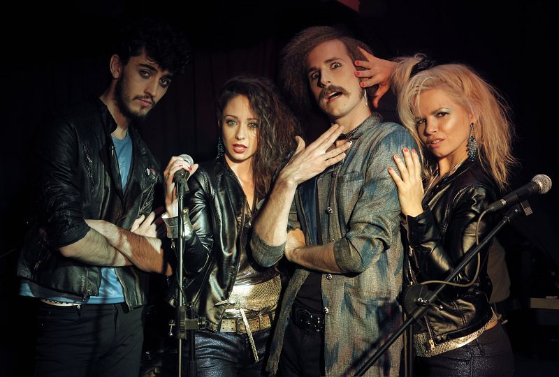 Los Rosa Chillón posan para una sesión de fotos