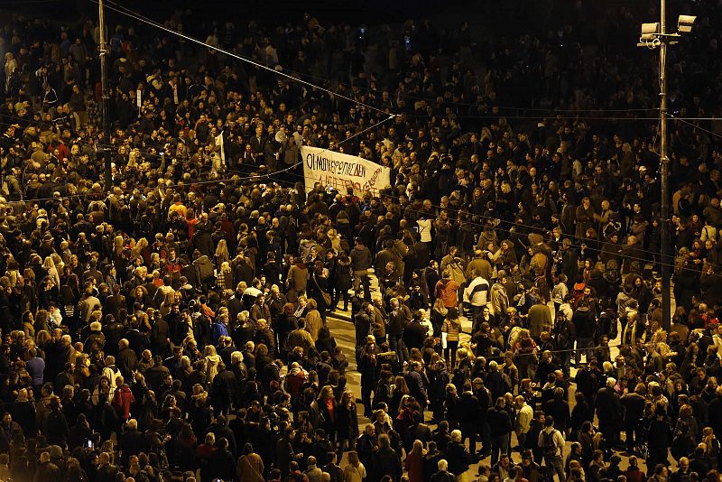 Unos 4.000 griegos protestan pacíficamente fuera del Parlamento contra las medidas de austeridad de la troika