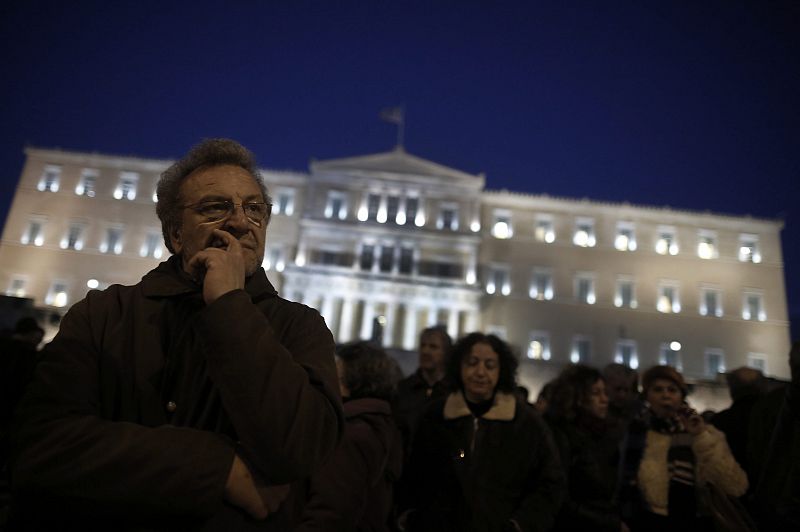 Varios ciudadanos participan en una marcha silenciosa en solidaridad con el gobierno griego frente al Parlamento de Atenas