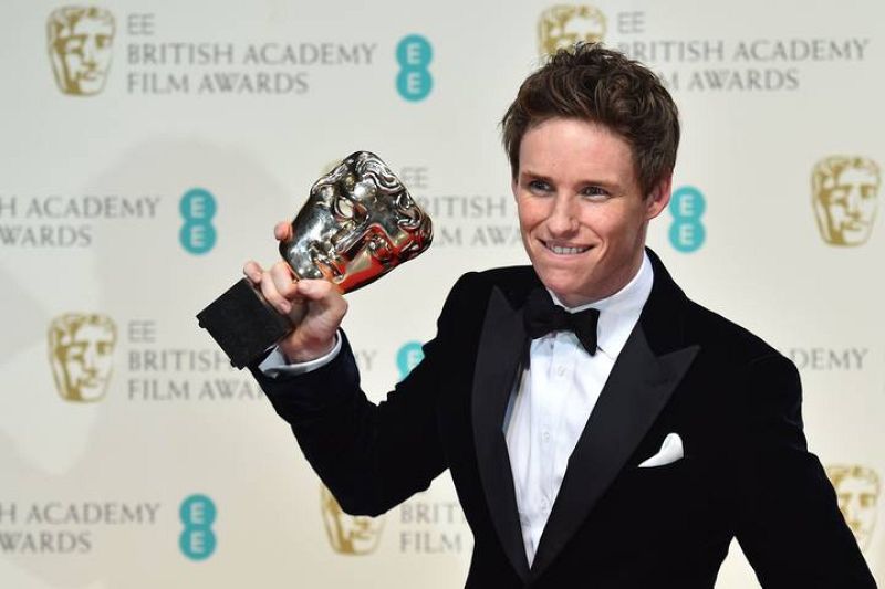 Eddie Redmayne posa con su Bafta a mejor actor por 'La teoría del todo',