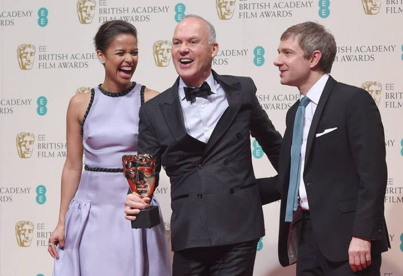 El actor Michael Keaton posa junto a la actriz Gugu Mbatha-Raw y el actor Martin Freeman después de recoger el Bafta a mejor fotografía en nombre de Alejandro González Iñárritu por 'Birdman'.