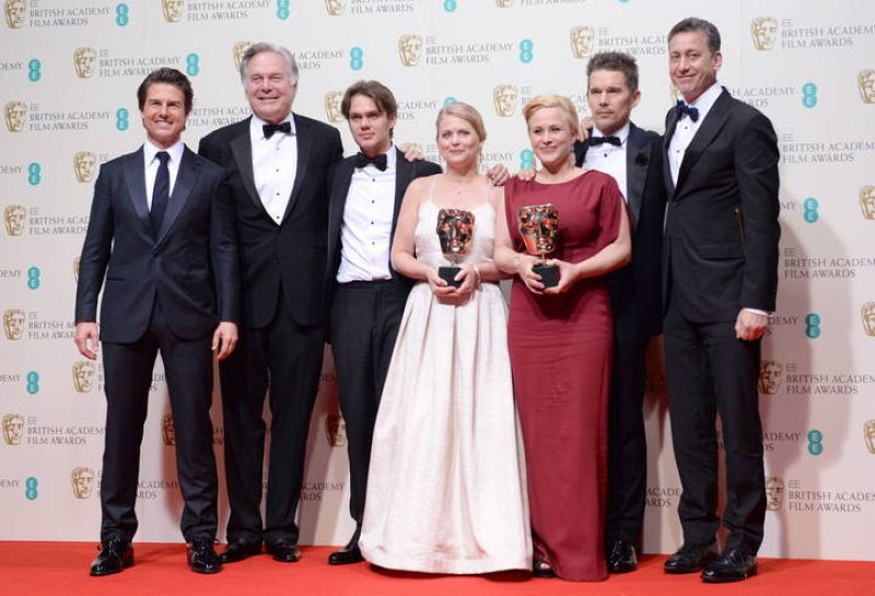 El equipo de 'Boyhood' posa para la prensa junto a Tom Cruise después de recibir el Bafta 2015 a mejor película.