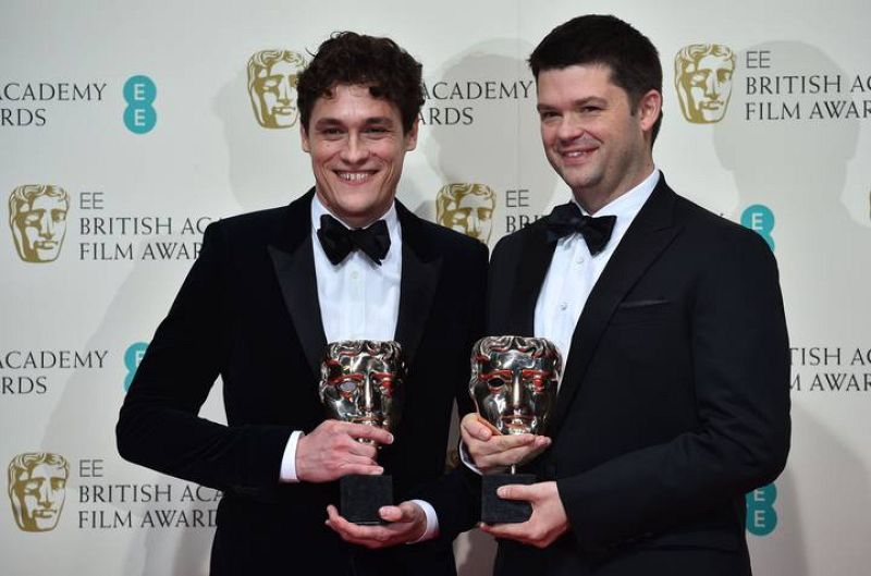Los cineastas estadounidense Phil Lord y  Christopher Miller posan con su Bafta a mejor película de animación por 'La Legopelícula'.
