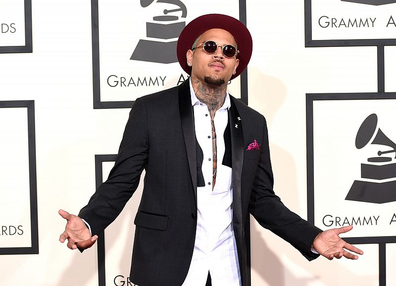 Chris Brown atiende a la prensa en su llegada a la ceremonia de los Grammy 2015.