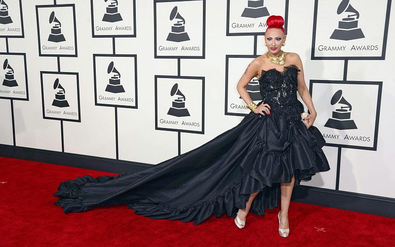 Kaya Jones muestra la cola de su vestido en la 57 edición de los Premios Grammy.