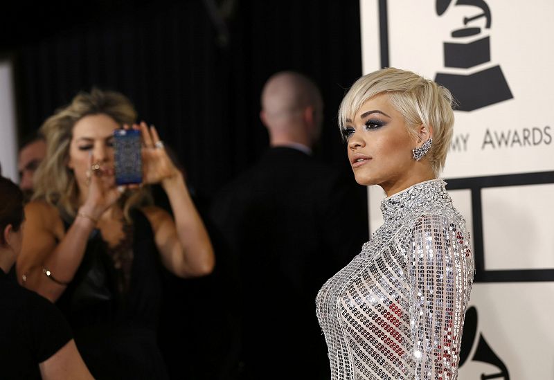 La cantante Rita Ora en la alfombra roja de los Grammy 2015.