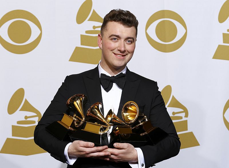 Sam Smith posa con sus cuatro Grammy a artista revelación, mejor álbum pop, canción y grabación del año.