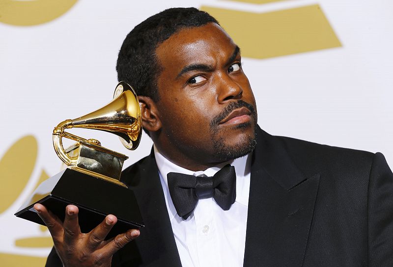 El productor Rodney Jerkins posa junto a Sam Smith con el Grammy a mejor grabación del año por "Stay With Me".