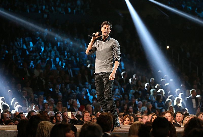 El cantante Enrique Iglesias sobre el escenario de la ceremonia de los Premios grammy 2015.