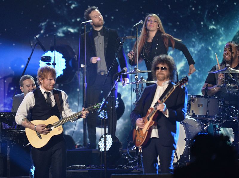 Jeff lynne's ELO y Ed Sheeran actúan en la 57 gala de los Grammy en Los Angles, California.