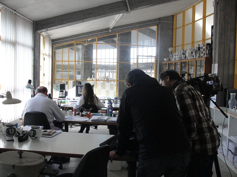 Grabando en el departamento de diseño de la fábrica de Sargadelos