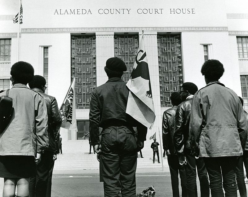 Ruth Marion y Pirkle Jones, "Manifestación en Alameda Court House durante el juicio de Newton", 1968