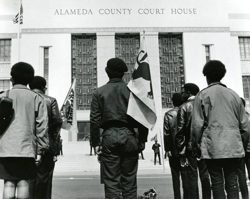  Ruth Marion y Pirkle Jones, "Manifestación en Alameda Court House durante el juicio de Newton", 1968