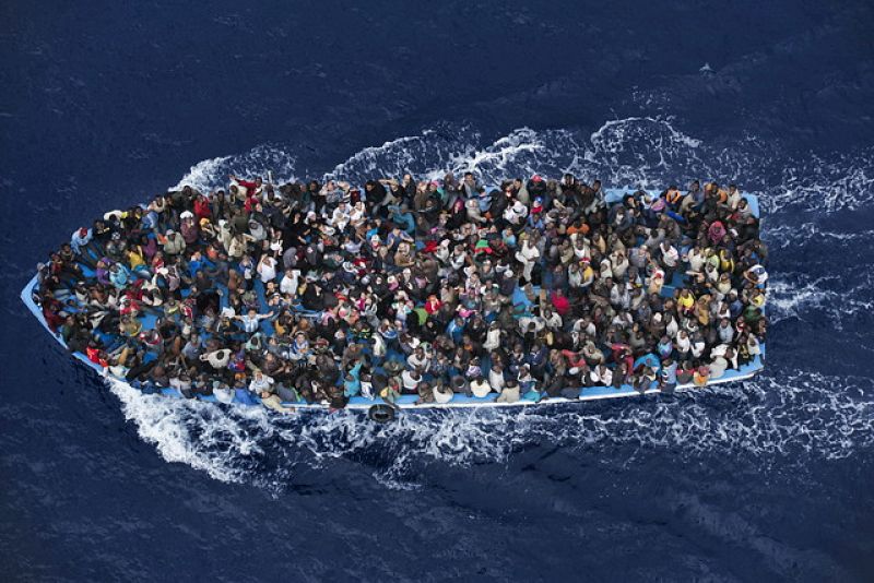 La imagen, titulada "Operación Mare Nostrum", muestra una embaración repleta de inmigrantes que fueron rescatados a pocas millas del norte de Libia por la fragata italiana FREMM Bergamini.