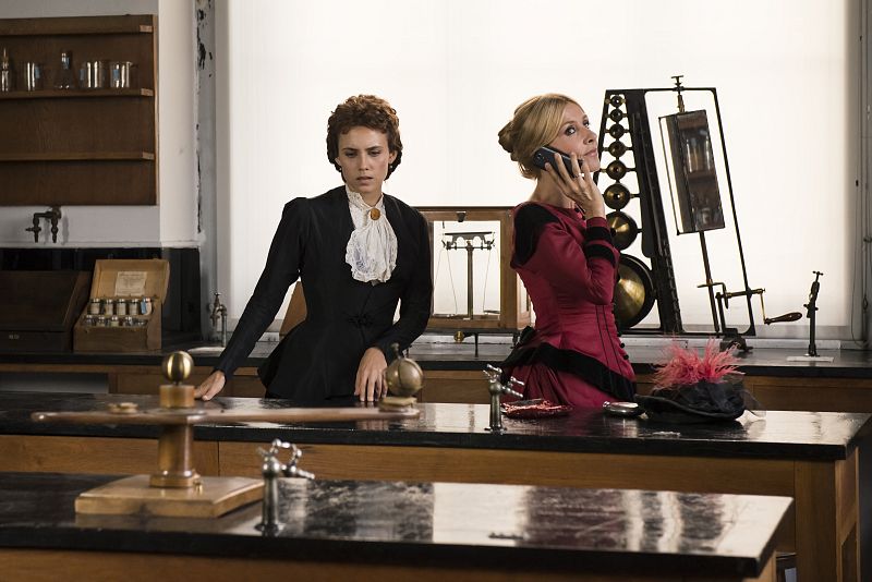 Irene (Cayetana Guillén Cuervo) habla por el móvil.