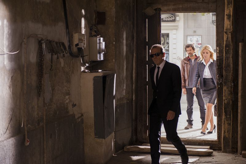 Irene y Ernesto llevan a Julián al Ministerio del Tiempo.