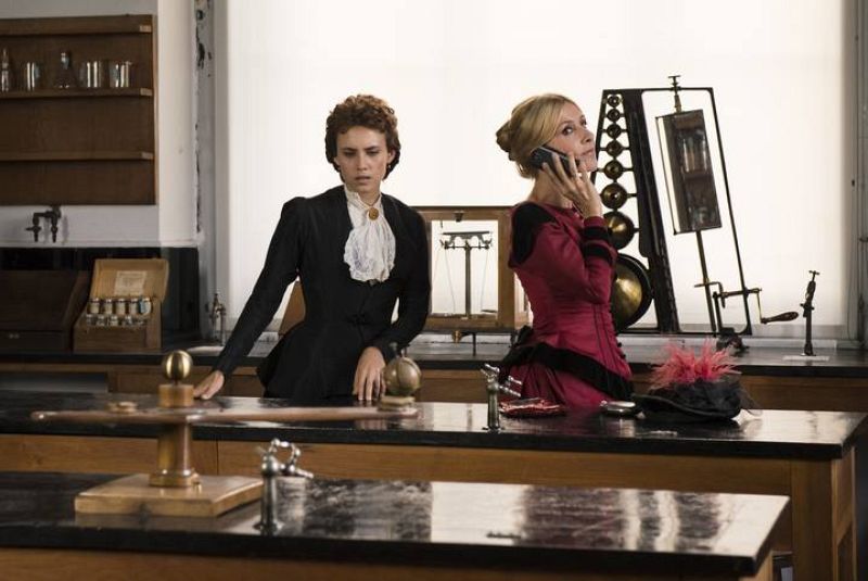 Irene (Cayetana Guillén Cuervo) habla por el móvil. 