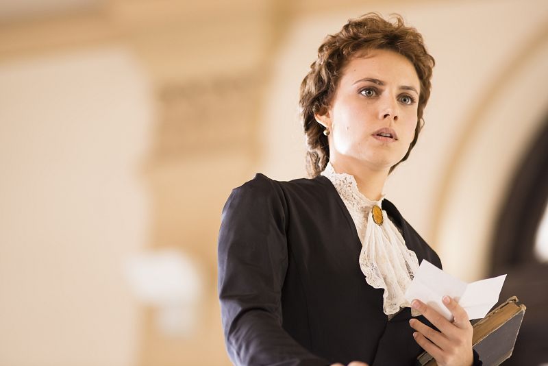 Aura Garrido es Amelia Folch.