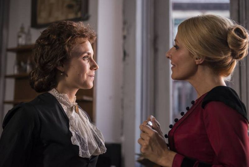 Amelia e Irene conversan.