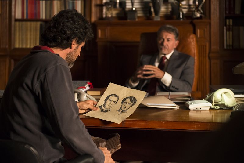 Julián observa el retrato de los dos franceses.