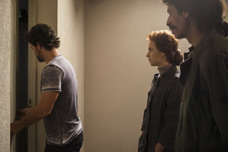 Amelia y Alonso hablan con Julián.