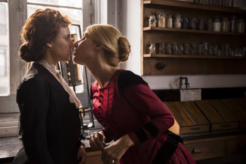 Amelia e Irene están a punto de besarse.