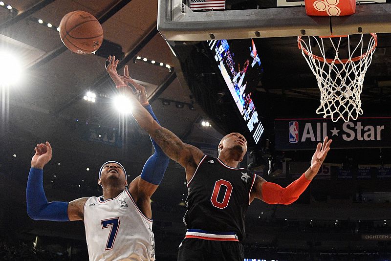 Carmelo Anthony (New York Knicks) de la conferencia Este, bloquea el tiro de Damian Lillard (Portland Trail Blazers), de la conferencia Oeste durante la primera mitad del All Star 2015.