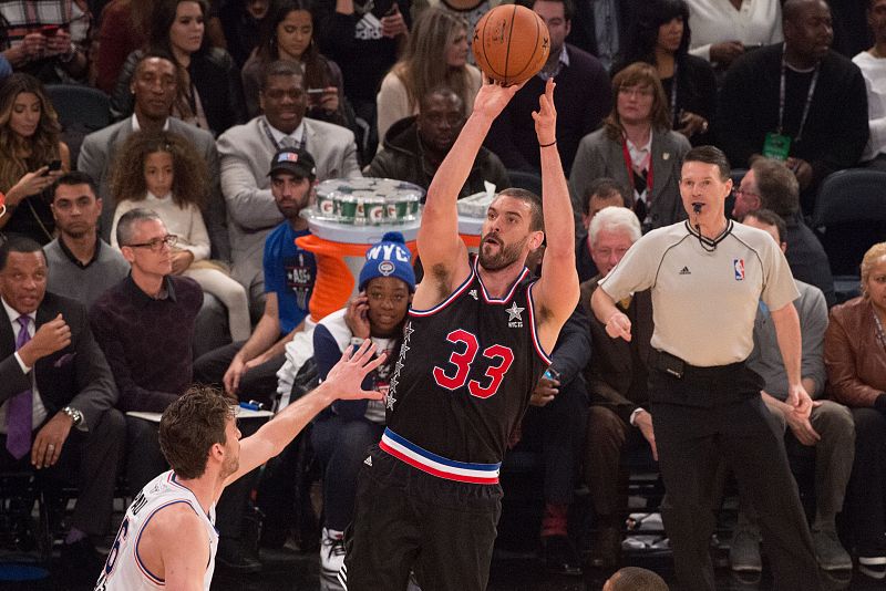 Marc Gasol lanza a canasta ante la defensa de Pau.