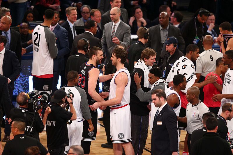 Pau y Marc Gasol se saludan en el All Star de la NBA.