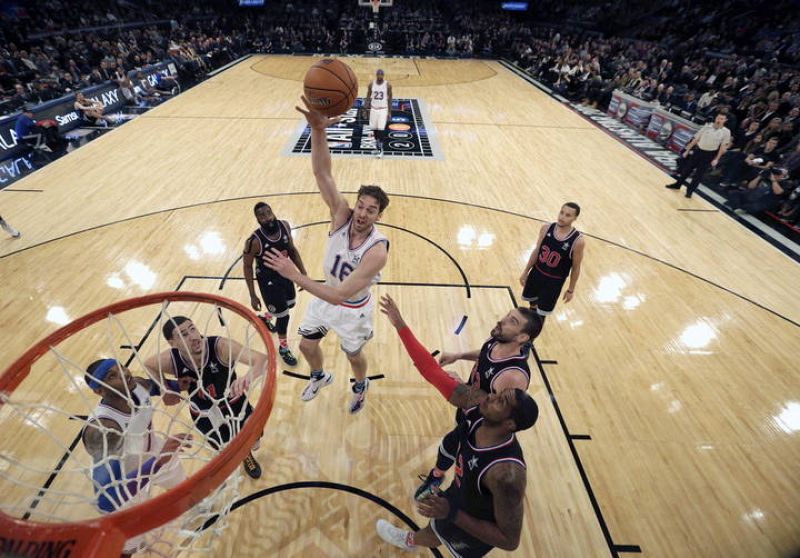 Pau Gasol lanza un gancho.